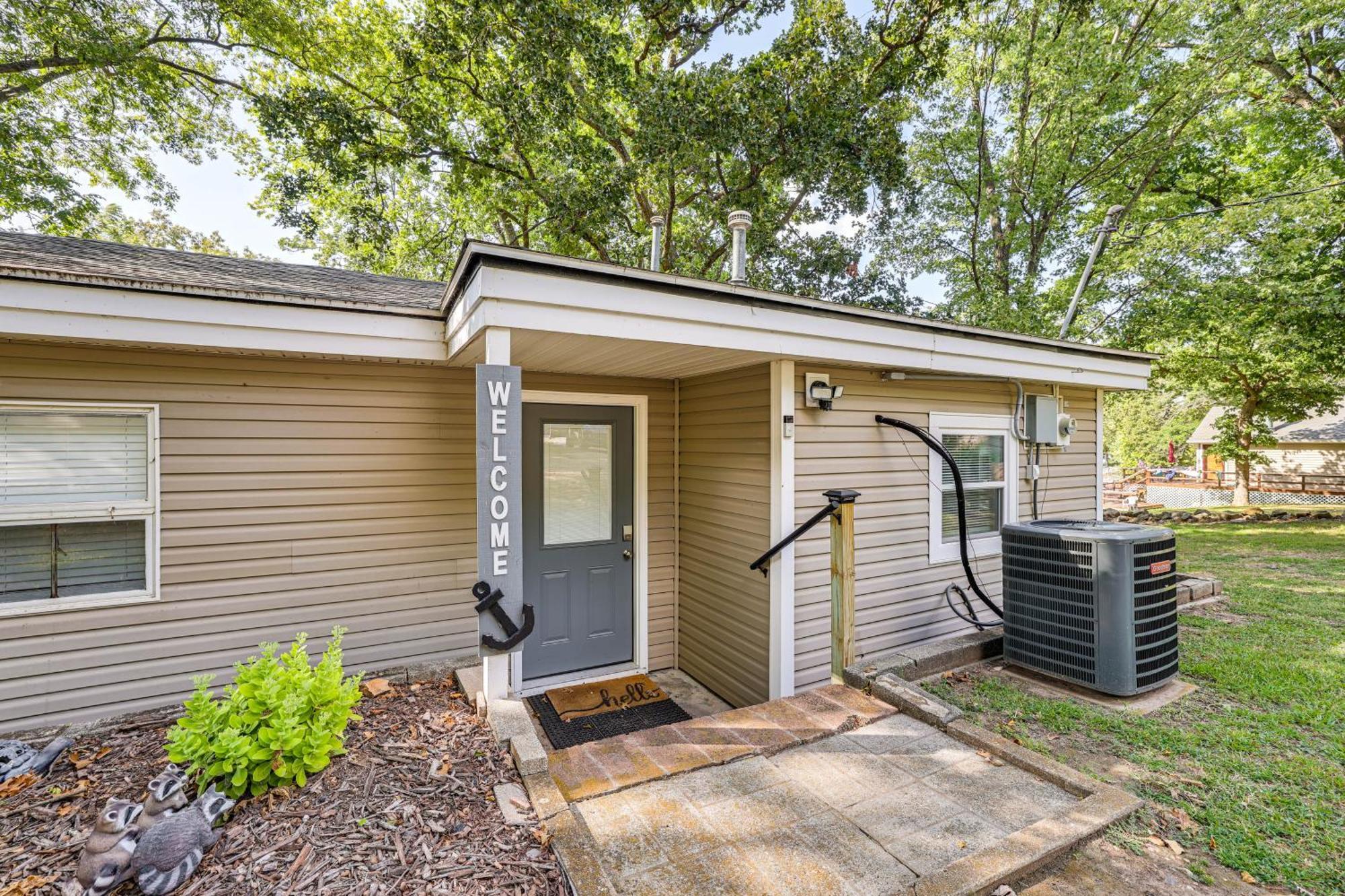 Grove Lakefront Cabin With Water And Dock Access! المظهر الخارجي الصورة